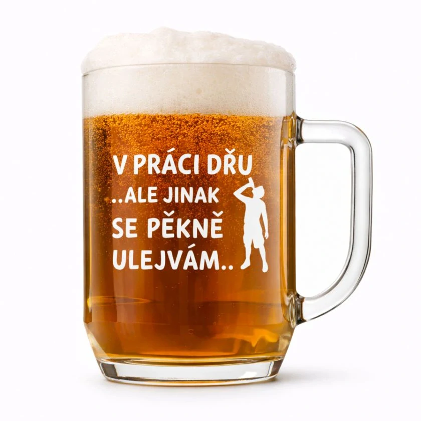 Půllitr s pískovaným motivem "V PRÁCI DŘU"