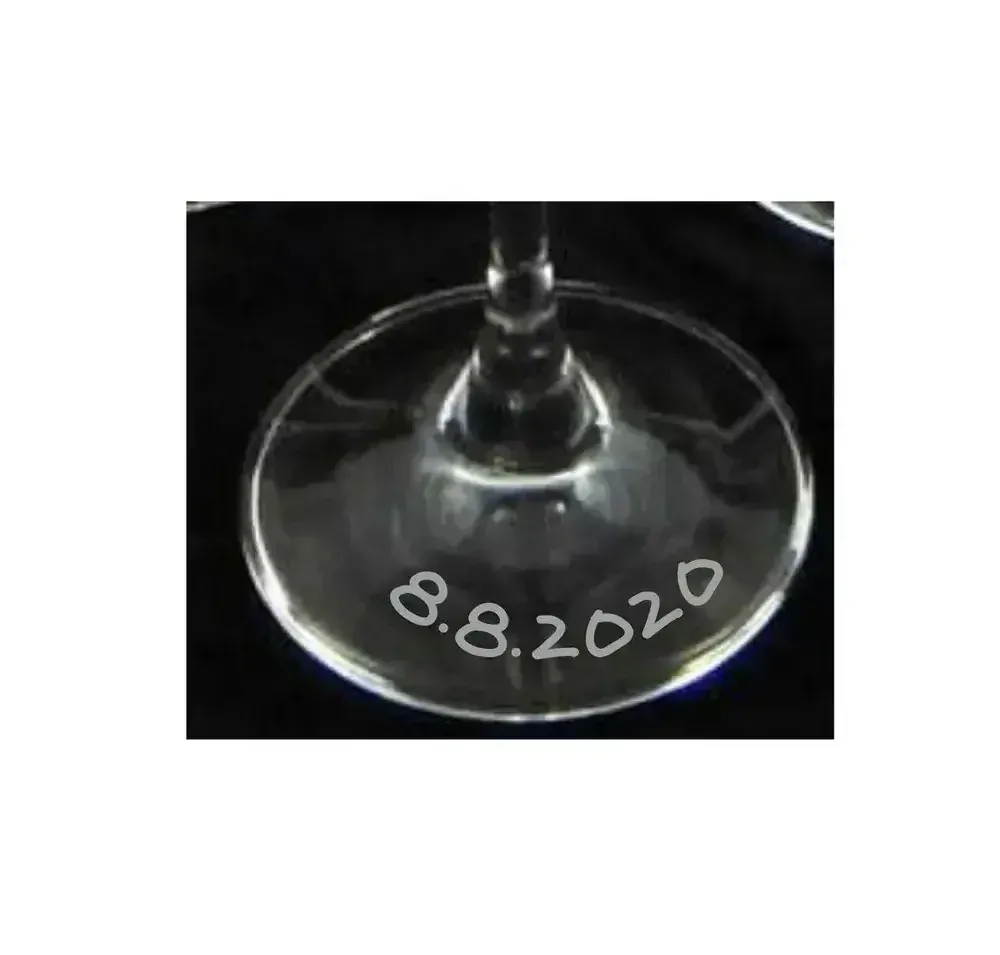 Svatební skleničky na víno Nevěsta a Ženich s datem svatby na dýnku, 2 ks